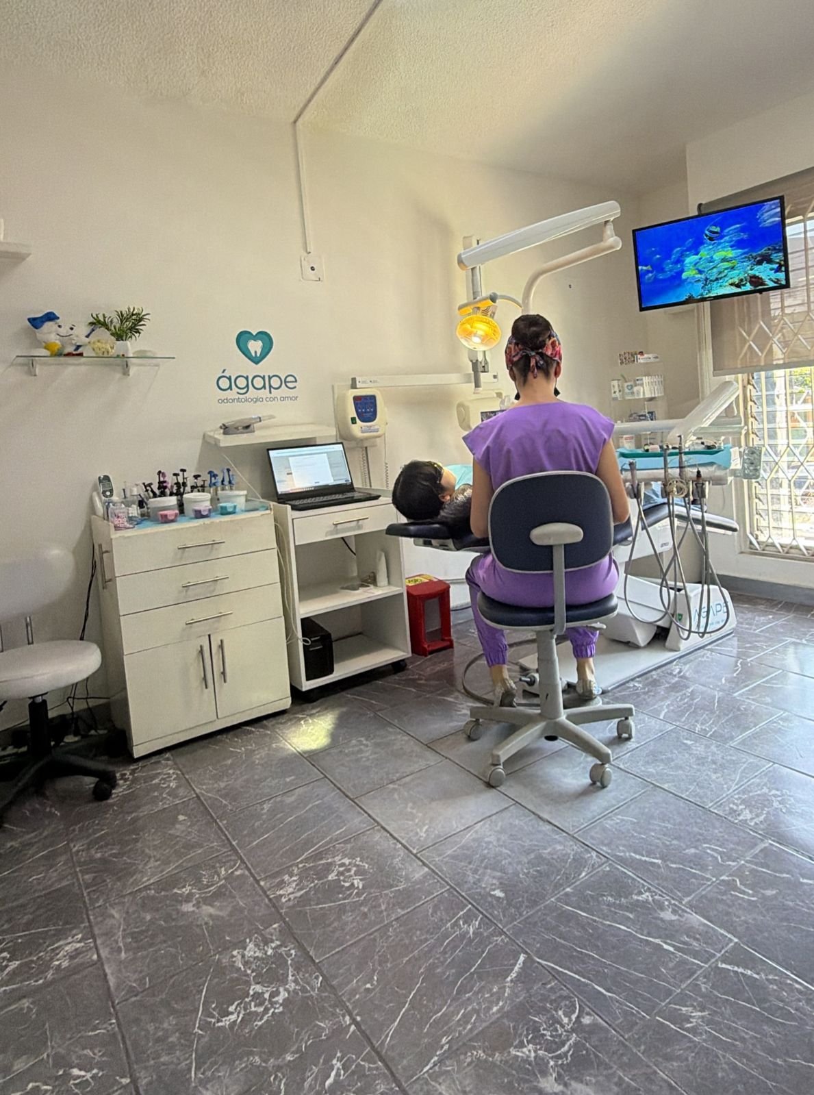 Odontólogos trabajando